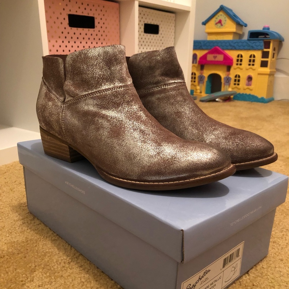 NEW! Seychelles metallic booties ✨